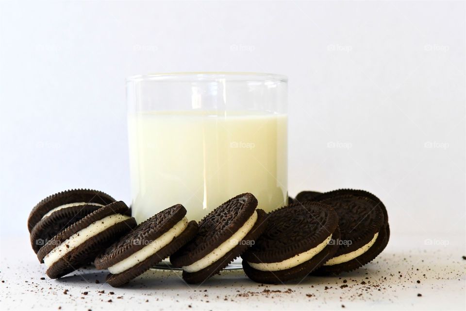 Delicious Oreo cookies with milk