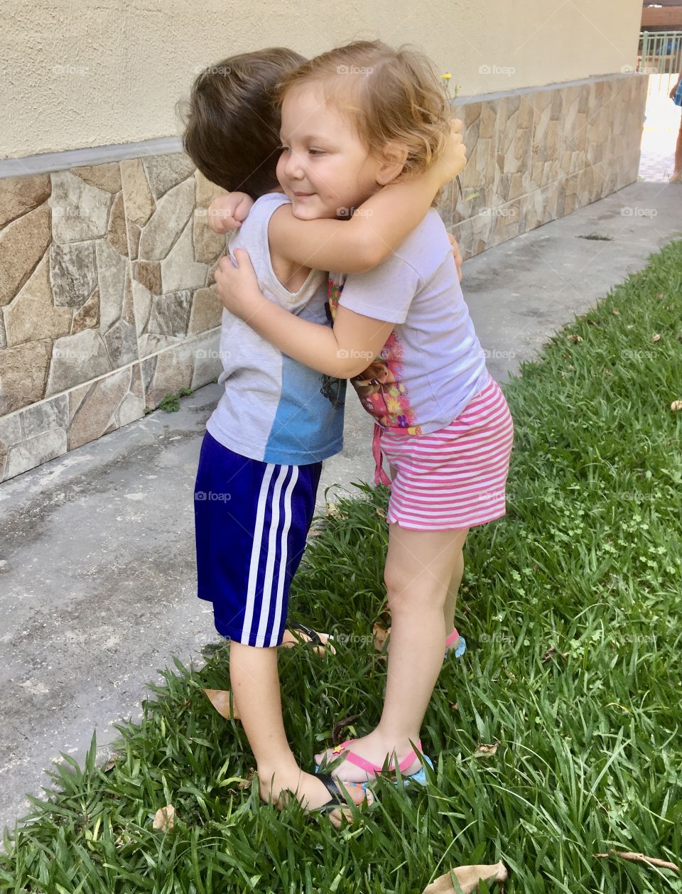 Esses dois... a Estela viu o Miguel, ele pegou uma flor para ela, que retribuiu com um abraço nele!
Nada combinado. Tudo com a pureza das crianças.
Ah, se fôssemos como elas... o mundo seria bem melhor: pacífico, amoroso e sincero 😉.