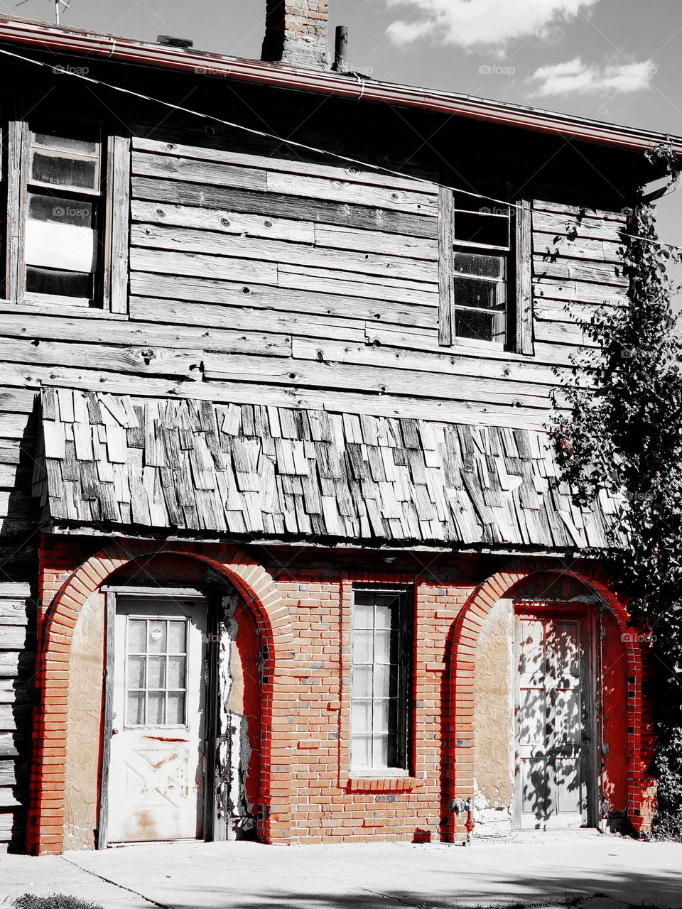 A abandoned and dilapidated building sits looking like a possible scene out of a horror movie