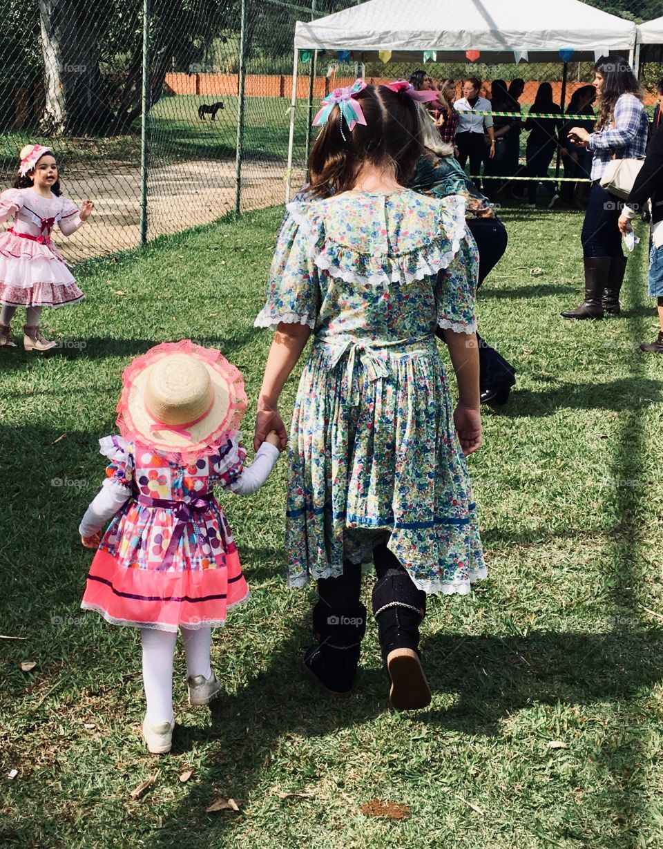 Having fun with friends! The ideal childhood routine is great: play and love. / Divertindo-se entre amigas! A rotina da infância ideal é ótima: brincar e amar. 