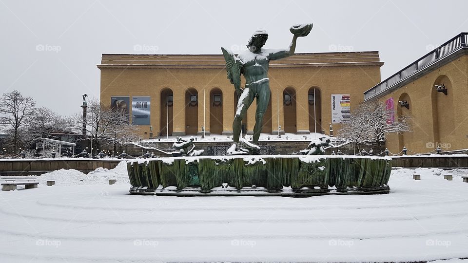  Vinter snö staty Poseidon Avenyn Götaplatsen Göteborg Sverige  - winter and snow in the city of Gothenburg Sweden 