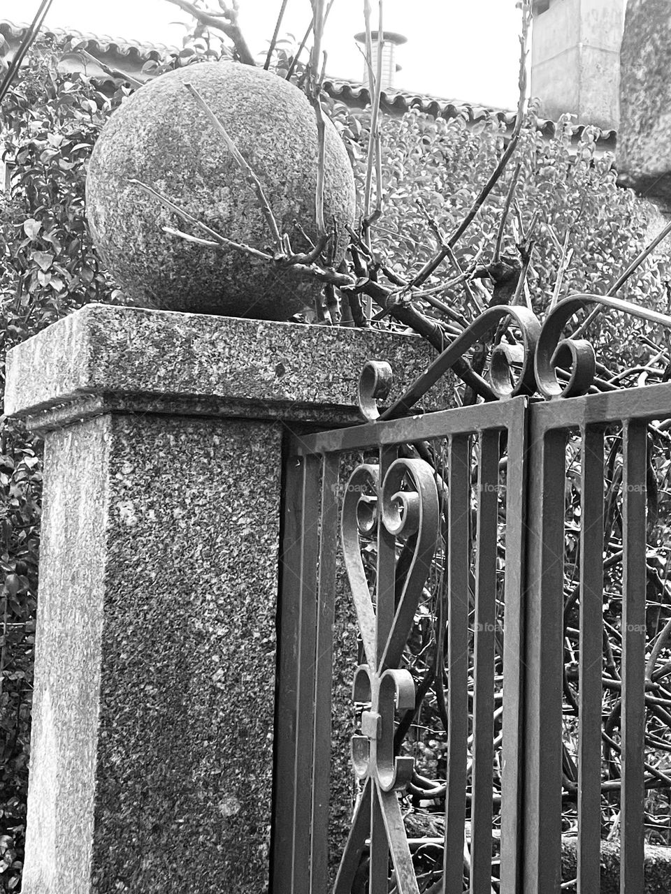 Entrada que guarda segredos de um tempo passado. 