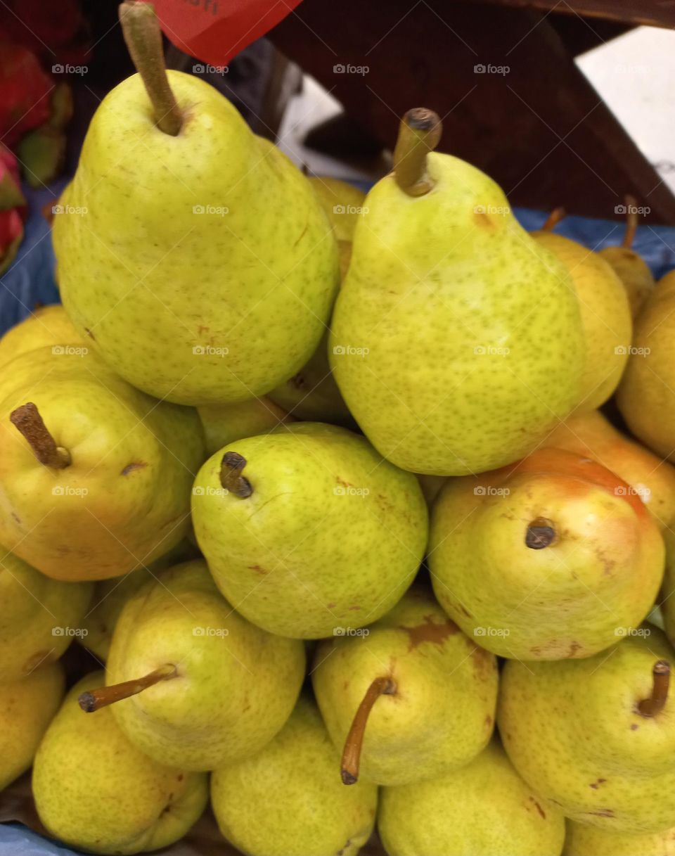 Peras. As peras são  frutas ricas em vitaminas, A, E, C, fibras, potássio,  magnésio e cálcio. Elas fornecem importantes nutrientes para a nossa saúde