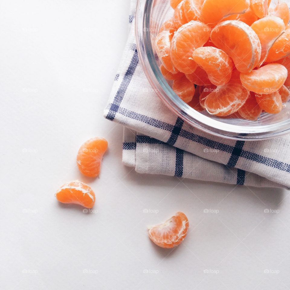 Fresh oranges in a glass bowl