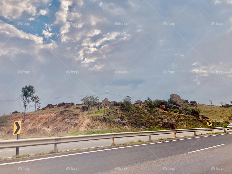 Entardecendo sem sol na Rodovia Dom Gabriel. Muito cinza no horizonte.
Tá com um ventinho gelado… cuidado com a garganta!