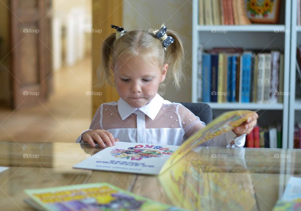 The girl opened an interesting book🧸