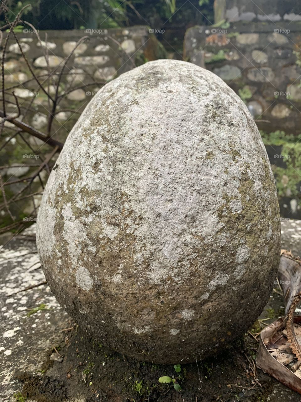 A stone with pattern white