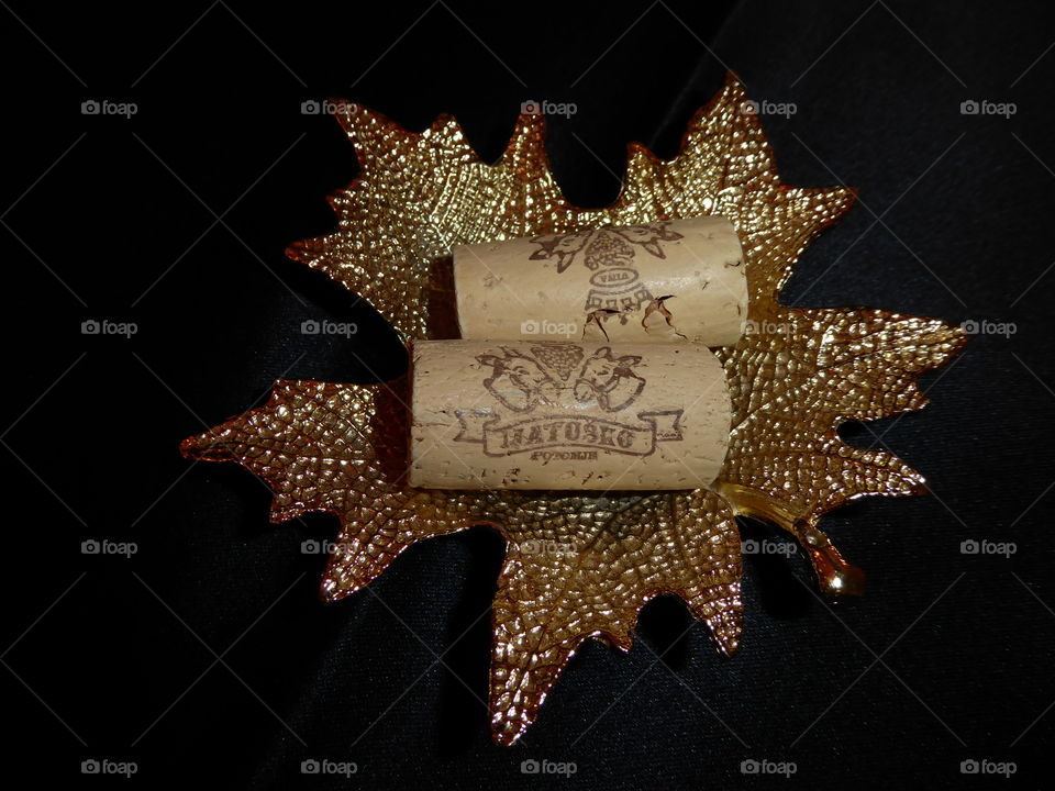 corks with logo on gold-plated grape leaf @ Potomje