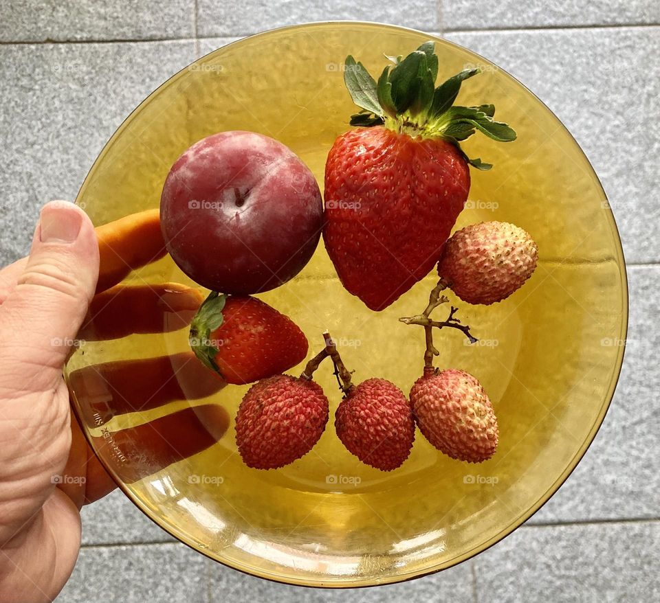 Time for yummy fruits: today we have strawberry, plum and lychee! Hmm… all pretty healthy.  Who will want? / Hora das frutas gostosas: hoje temos morango, ameixa e lichia! Hum… tudo bem saudável. Quem vai querer?