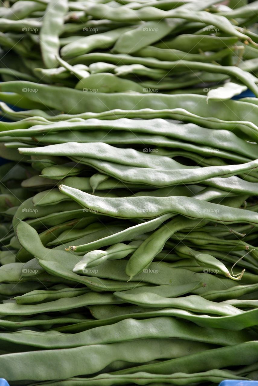 String beans at the market