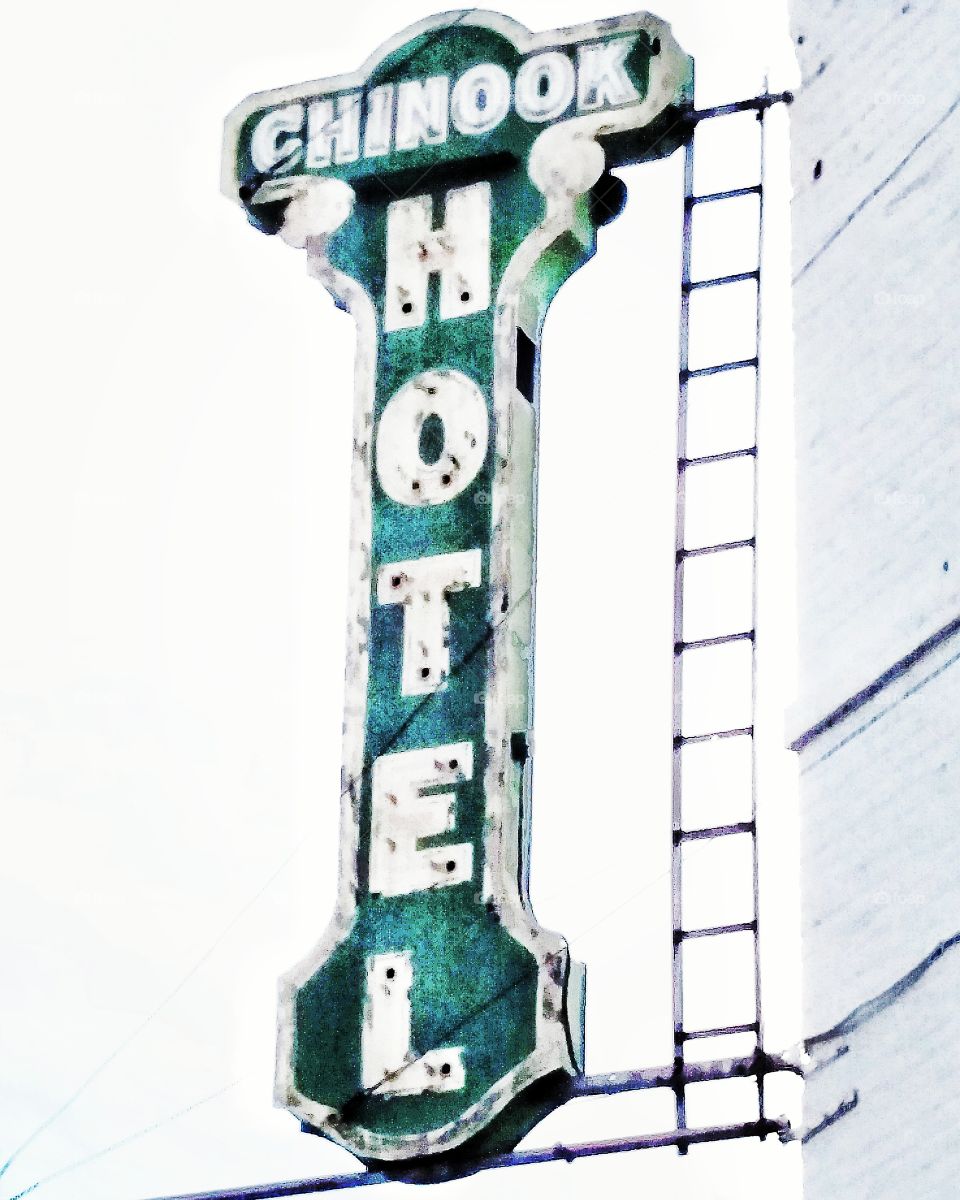 Chinook hotel sign