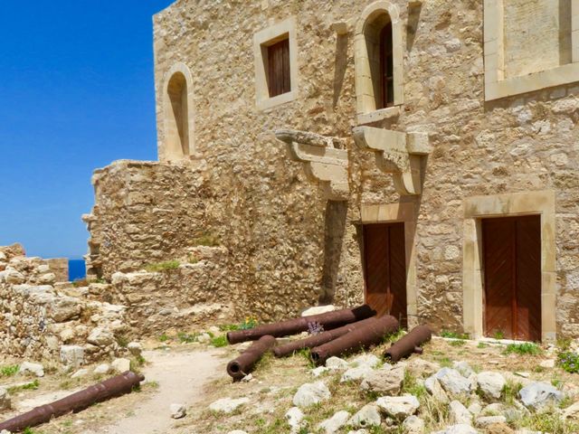 This building was the residence of one of two councillors they were responsible for the maintaining the fortress fortezza during the ottoman period. 