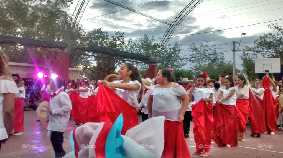 niños bailando