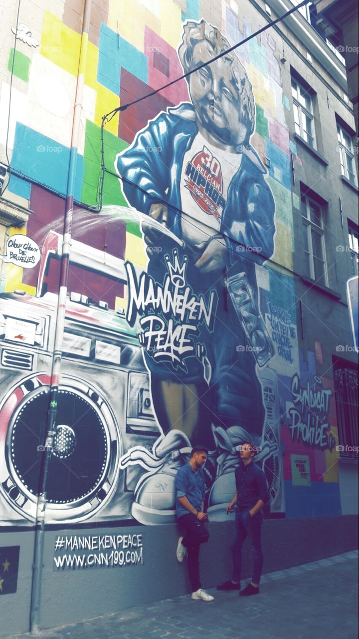 manneken "peace" grafitti in Brussels