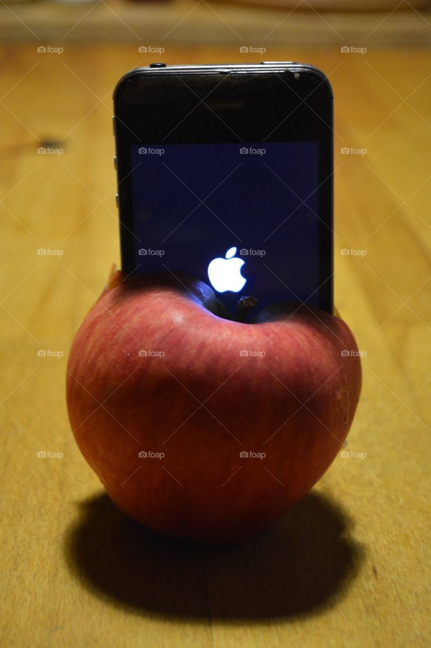 iPhone in an Apple • iPhone in una Mela