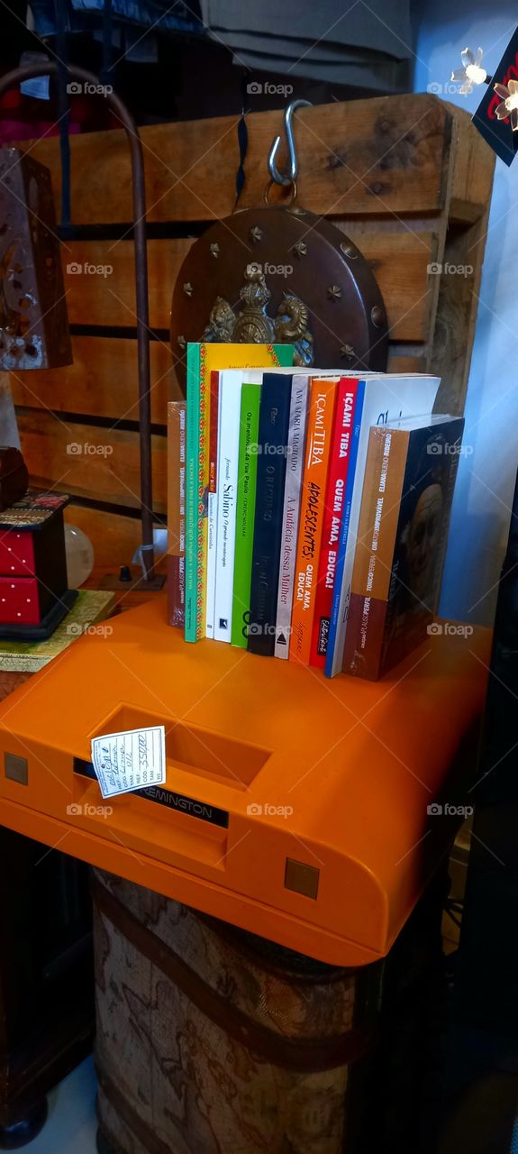 Máquina de escrever e livros