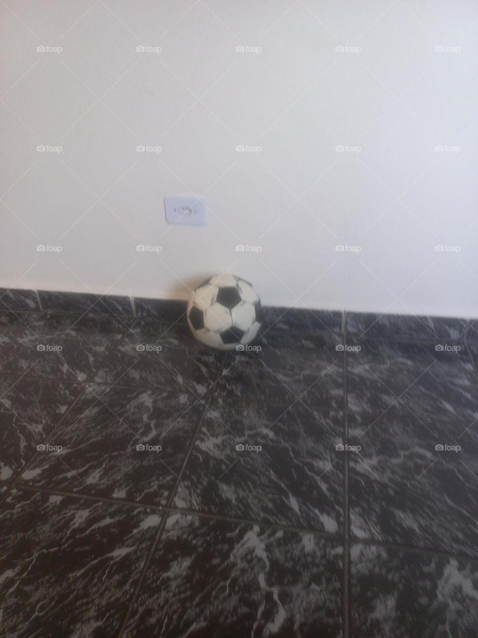 A bola é um objeto utilizado para lazer  e, em diversos esportes.  Chutar, pegar e jogar bola são ações,  que desenvolvem a coordenação  motora, pés, pernas. mãos e braços