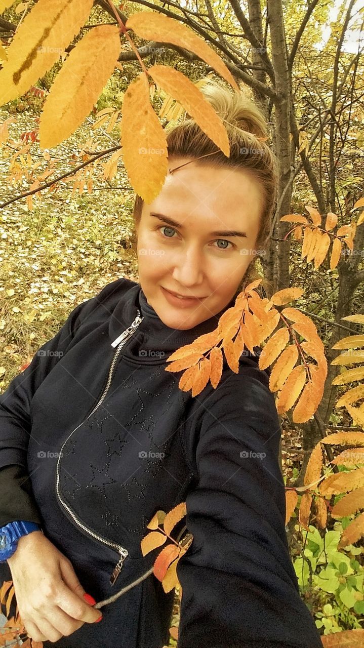 селфи девушки на фоне осенних листьев