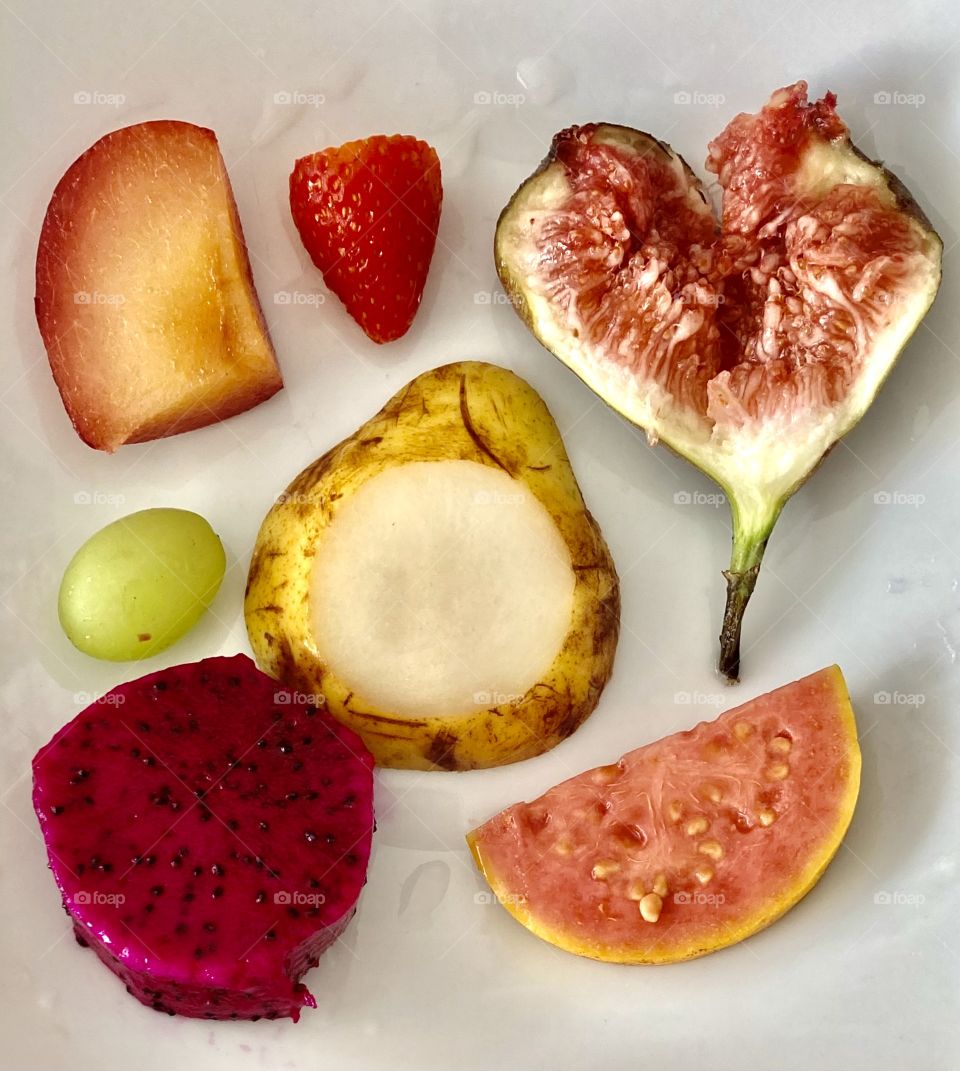 Delicious fruits from Brazil! Pitaya, Guava, Pear, Grape, Fig, Strawberry and Plum.  Enjoy your food! / Frutas deliciosas do Brasil! Pitaya, Goiaba, Pera, uva, figo, morango e ameixa. Bom apetite!