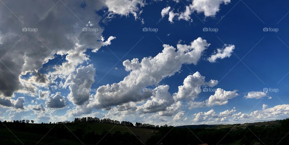 Na divisa de Jarinu com Itatiba, as nuvens brincam e se espalham no céu infinito. 
Como é bela a natureza!
📸
#FOTOGRAFIAéNOSSOhobby
#horizonte #clouds #landscapes #inspiration #fotografia