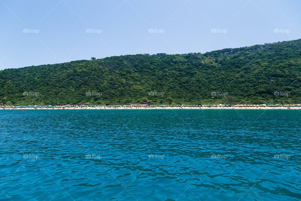 Praia com paisagem linda e fantástica no Brasil, na região do Lagos no Rio de Janeiro, em Arraial do Cabo. Uma ilha incrível de conhecer!