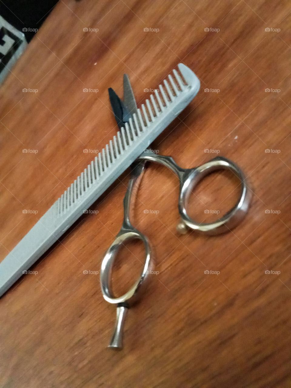 Scissor and comb on the table.