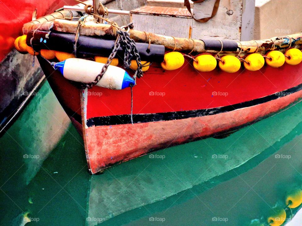 Fischerboot im Hafen von Genua