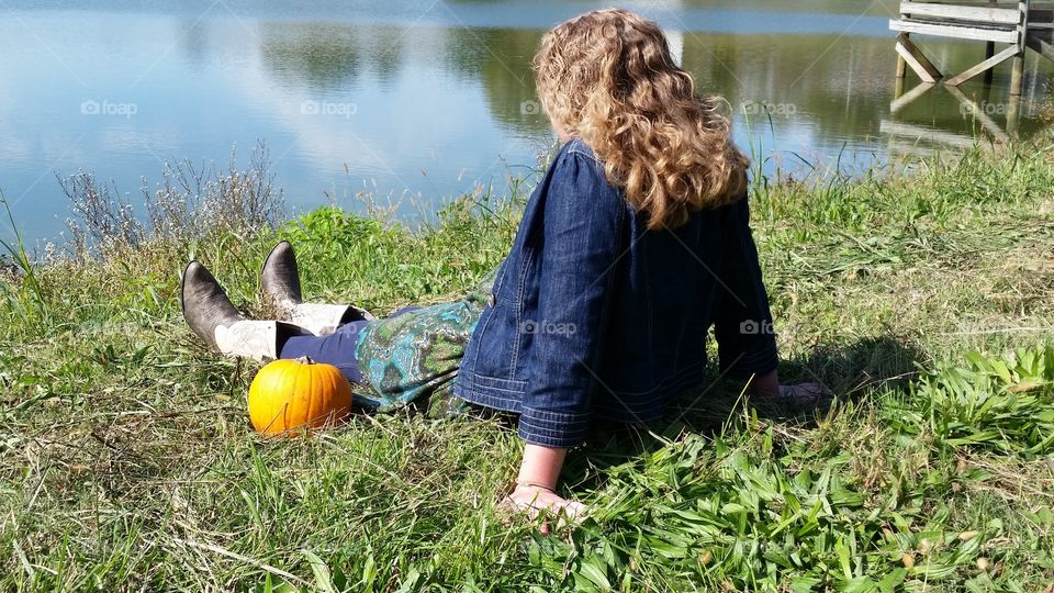 Fall Day By the Pond. Fun fall photo shoot 