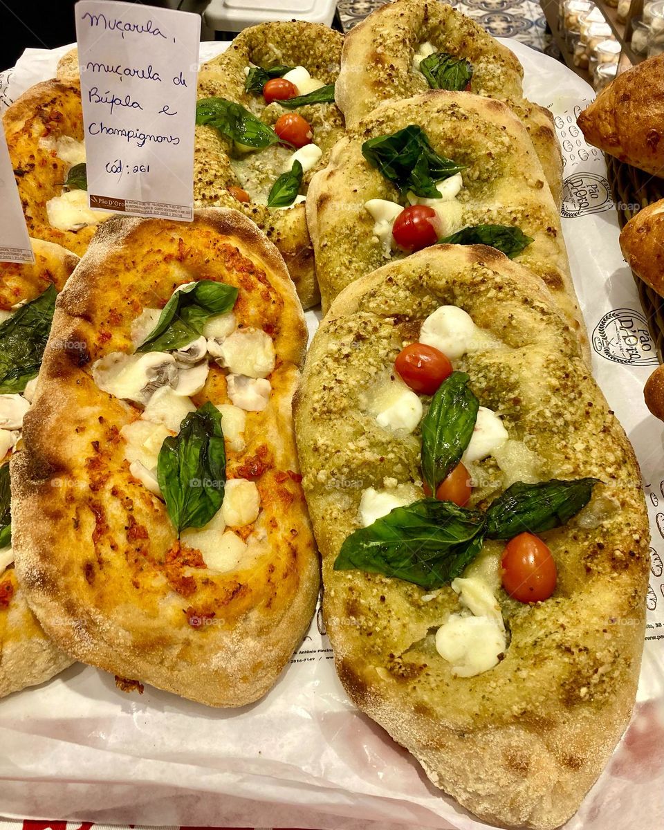 🇺🇸 Damn… just look at the stuffed buns in this bakery… It's to mistreat the poor guy (like me) who wants to lose weight! / 🇧🇷 Caramba… olhe só os pães recheados nesta padaria… É para maltratar o pobre coitado (como eu) que quer emagrecer!