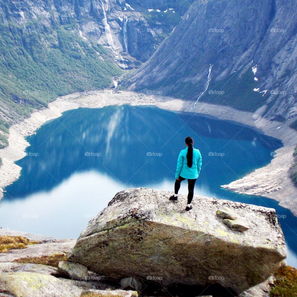 trekking to trolltunga 