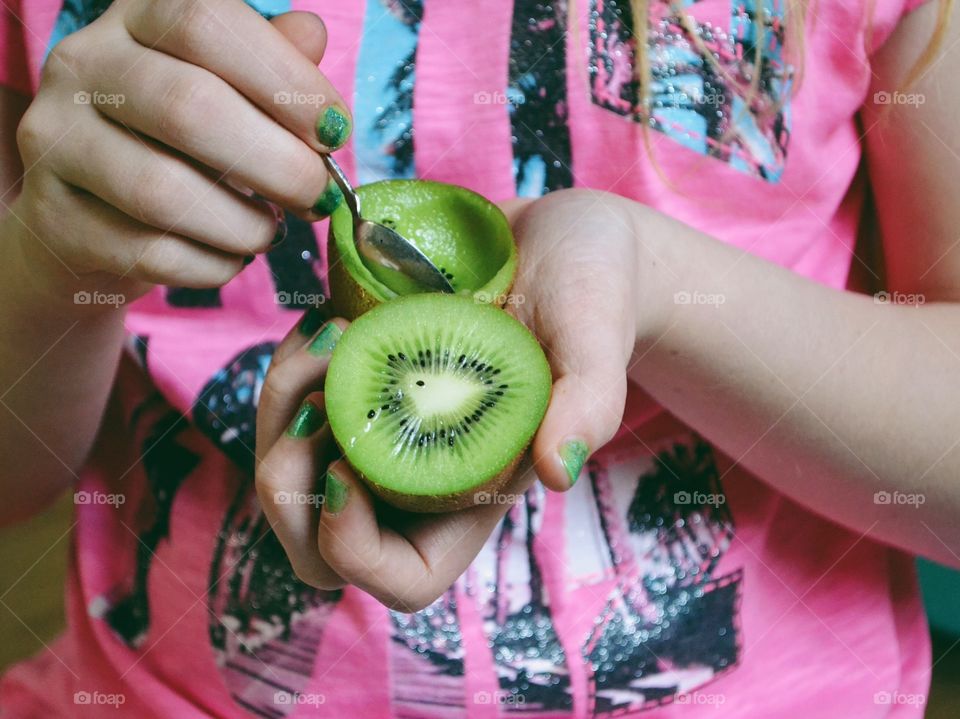 Eating kiwi