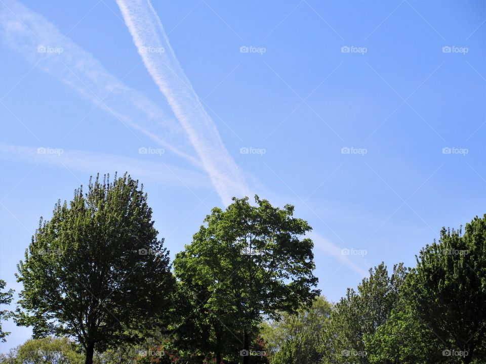 crossing contrails