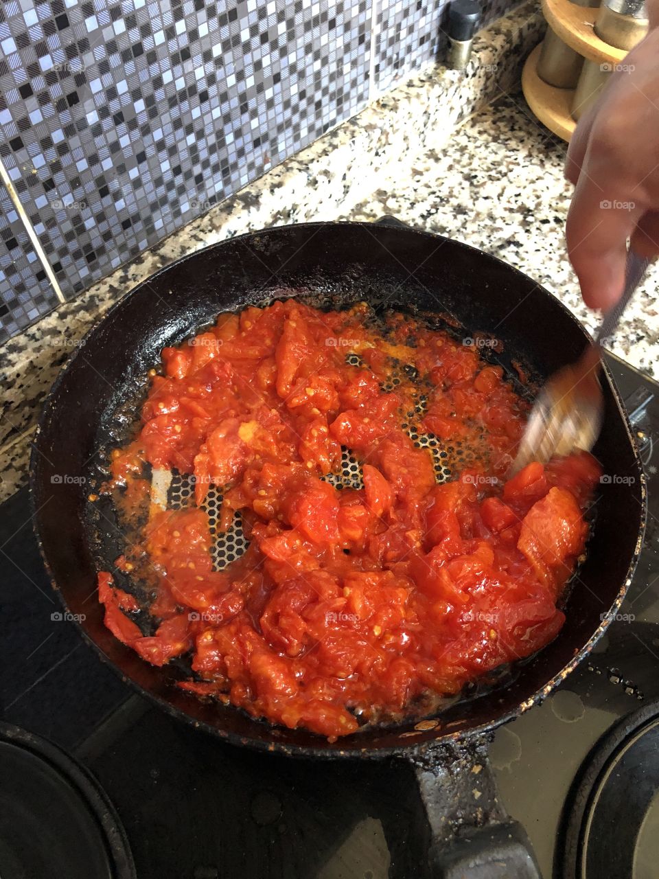 Preparing tomato sauce 