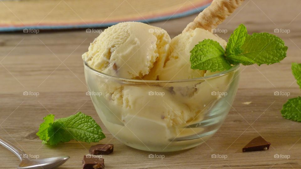 Vanilla ice cream with mint leaf in bowl