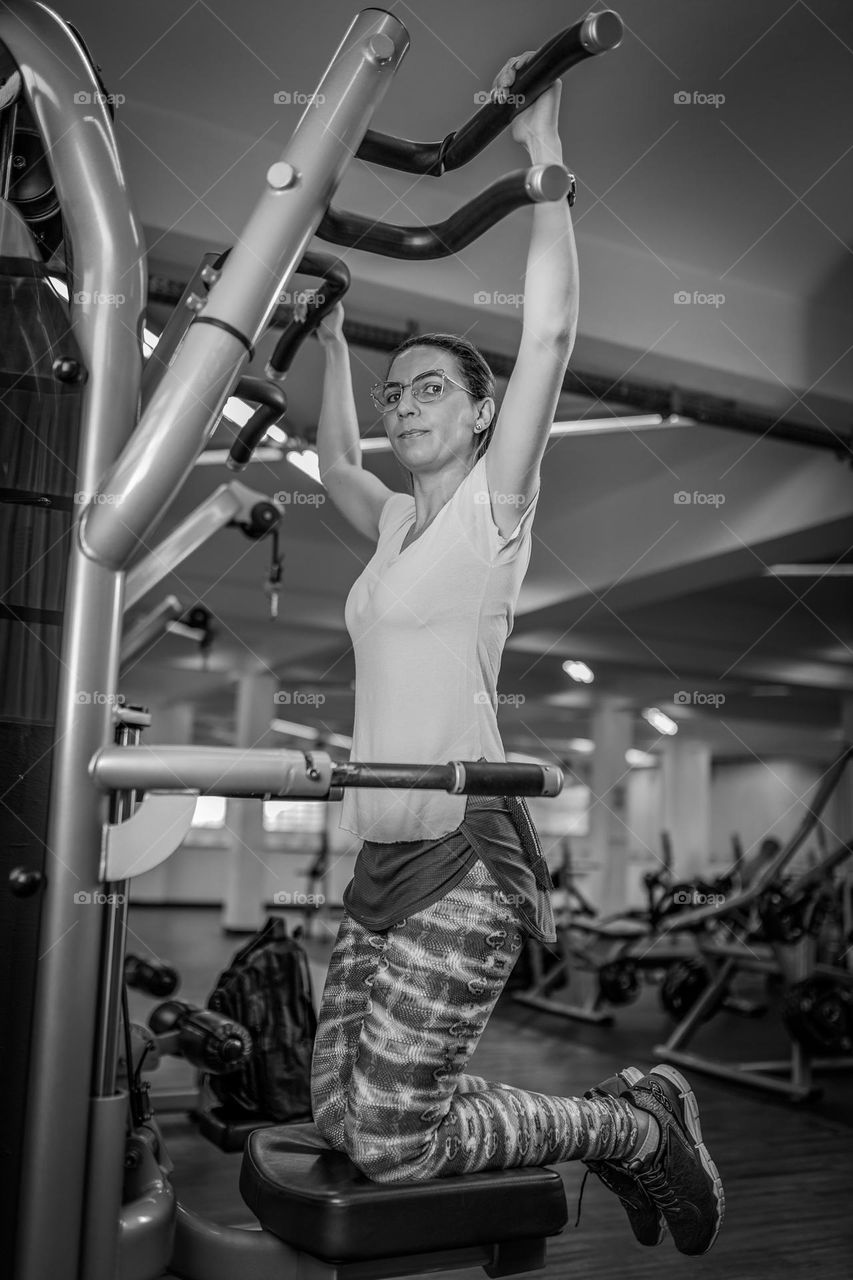 Mulher treinando na academia