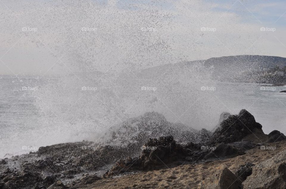 Wave breaking on rocks