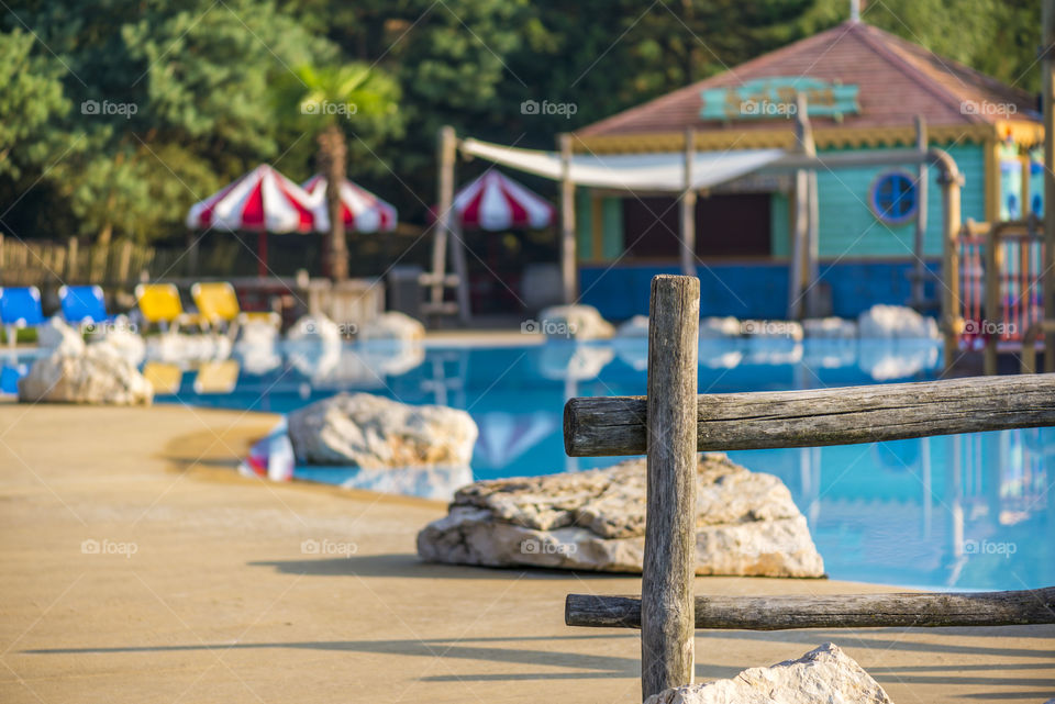 shallow depth of field swimmingpool