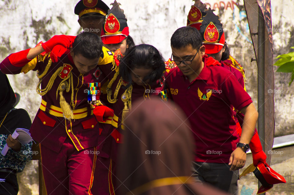 Help each other in a team work after the competition...