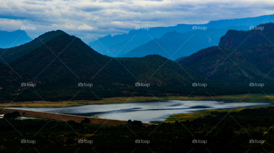 A photo that represents the landscape beauty of kodaikanal hills and lake..