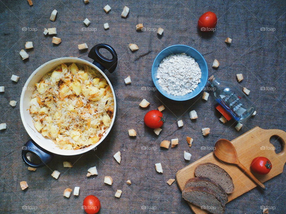 stewed potatoes, onions, tomatoes and cottage cheese on the table