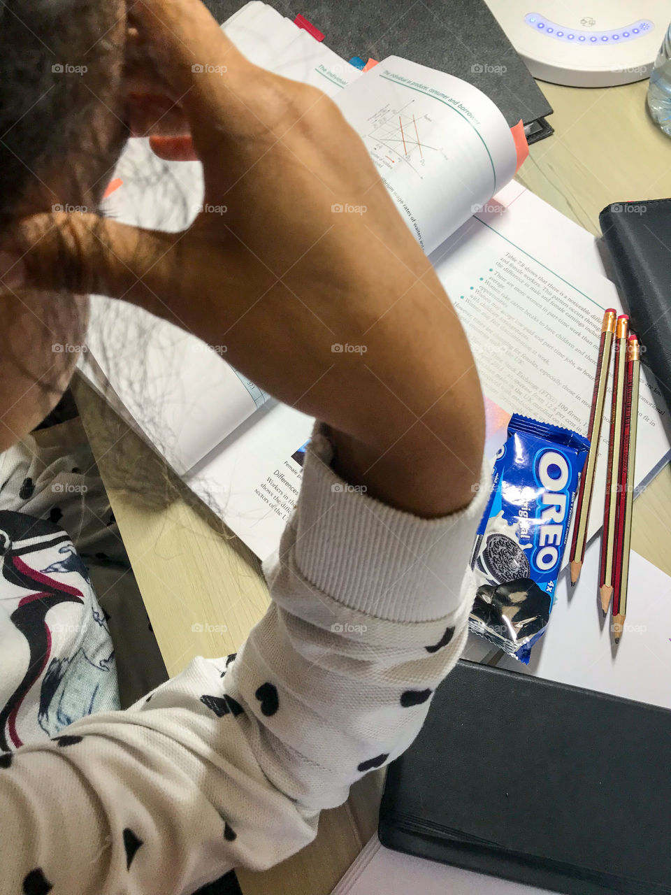 eating oreo while studying