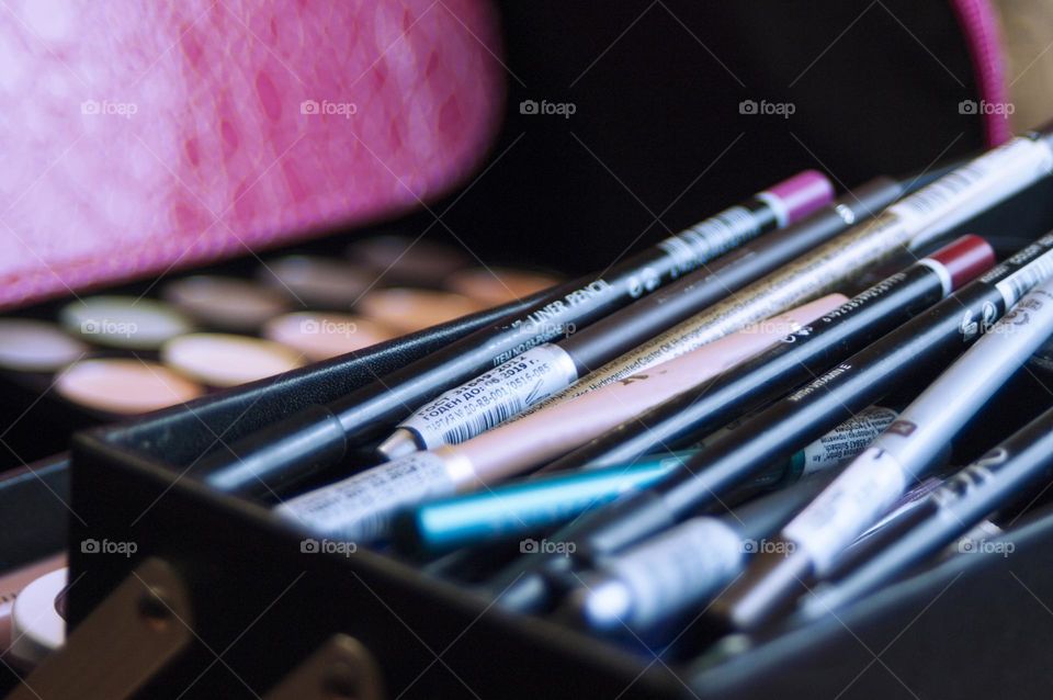 girl doing makeup