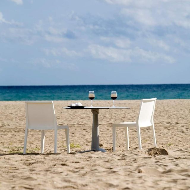 un vino en la playa