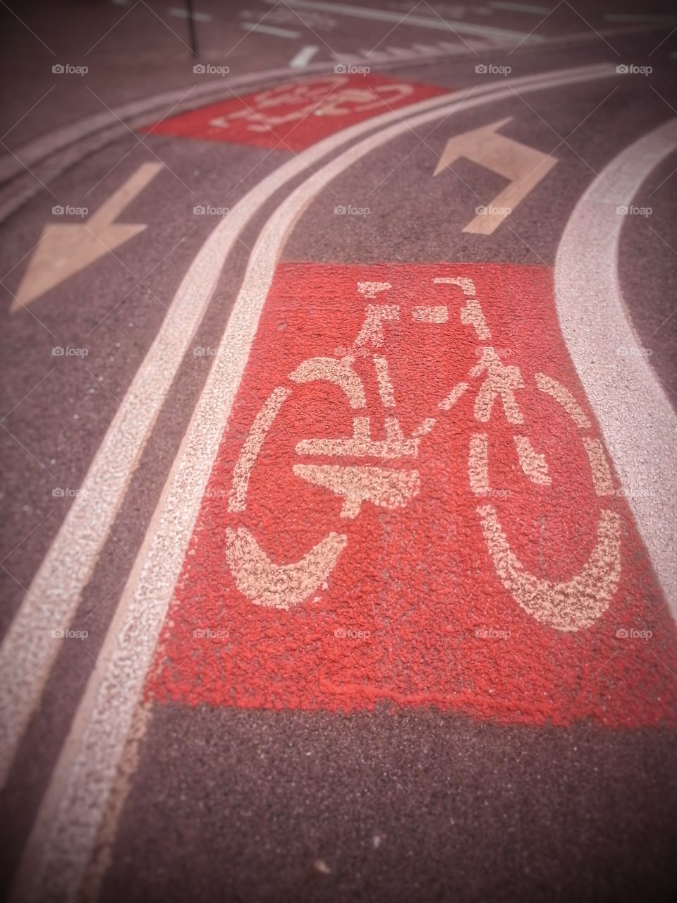 bike way lines on the street