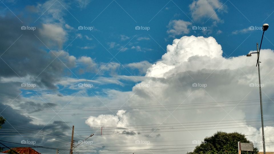 Céu e nuvens, claras e escuras.