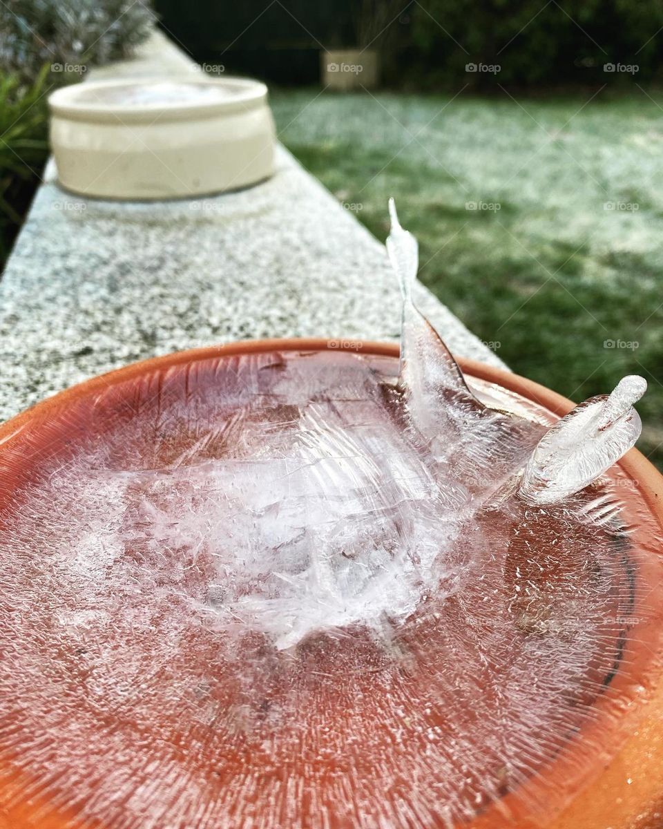 Nach oben gebildete Eiszapfen, durch Wind geformt 