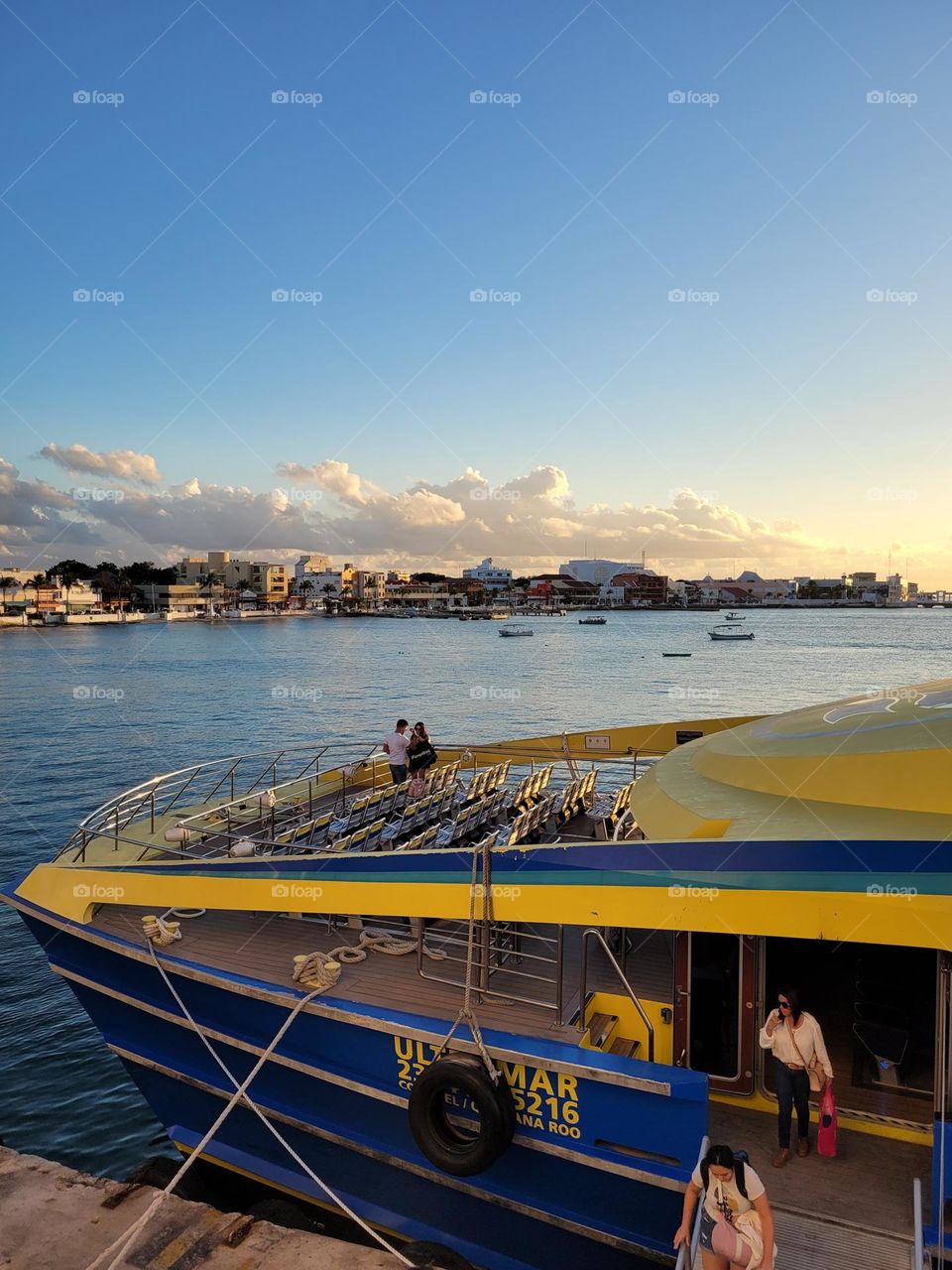 el gran barco al atardecer