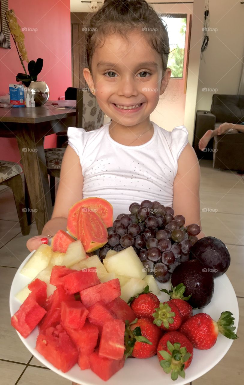 Princesa Nicole com seu prato de frutas 