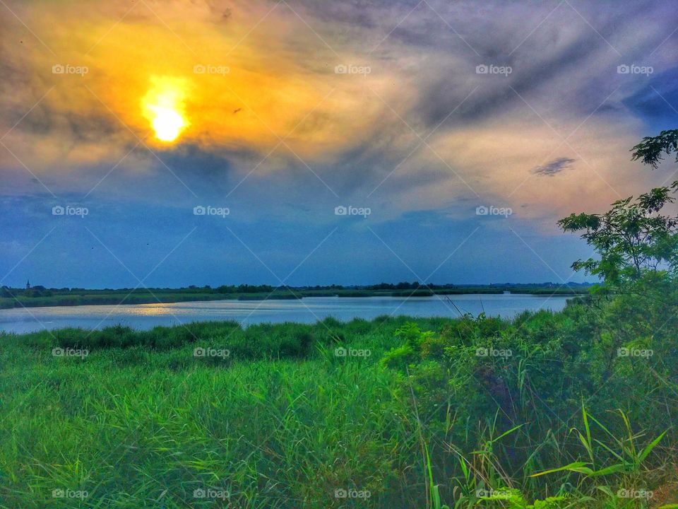 Beautiful sun on lake 