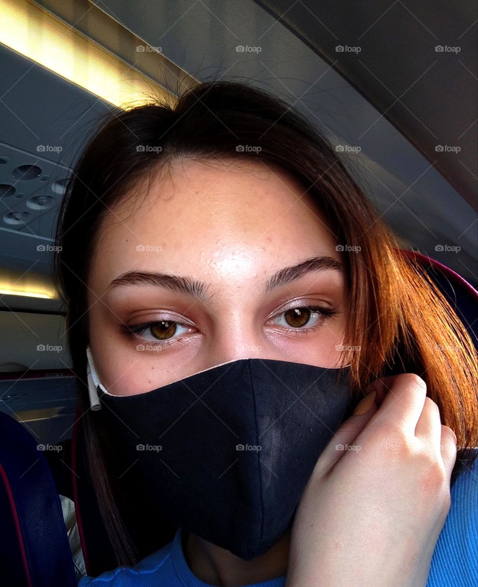 Eyeshadow on eyes, makeup done on an airplane /Quick eyeshadow look